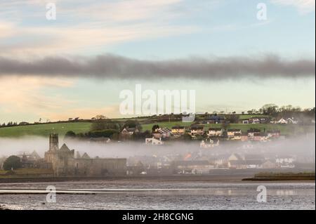 Timoleague, West Cork, Irlanda. 29th Nov, 2021. Timoleague y la Abadía de Timoleague se levantan de la niebla matutina como preludio de un día soleado y suave. La tarde será seca con rizos soleados con picos de 8 a 11C. Crédito: AG News/Alamy Live News Foto de stock