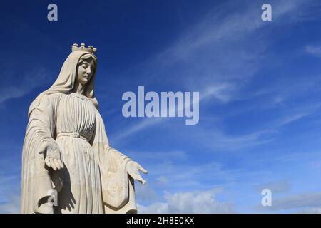 Una estatua de la virgen María contra un cielo azul en el Líbano.