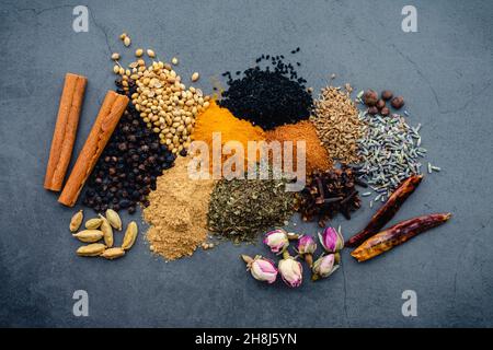 Vista superior de la mezcla de especias Ras el Hanout Ingredientes: Ingredientes para una mezcla de especias marroquíes hecha de hierbas secas, especias y flores Foto de stock