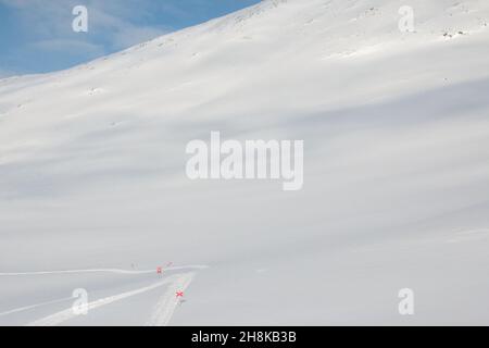 Un sendero para esquí y motonieve cerca del paso de montaña Tjaktja, sendero Kungsleden cubierto de nieve en abril de 2021, Laponia sueca Foto de stock