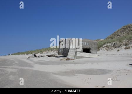 Antiguo punto fuerte alemán / blockhaus de la segunda guerra mundial en la playa de Le Touquet, Pas de Calais, Francia Foto de stock