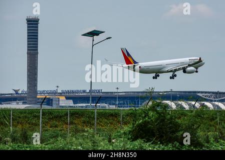 Torre de control de tráfico aéreo Aeropuerto Suvarnabhumi y avión Philippine Airlines Airbus A330-300 Bangkok, Tailandia Foto de stock