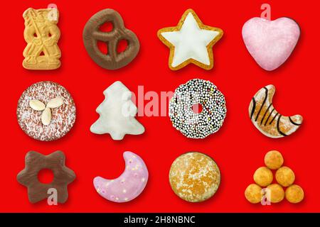Varios pasteles de Navidad y dulces aislados sobre fondo rojo Foto de stock