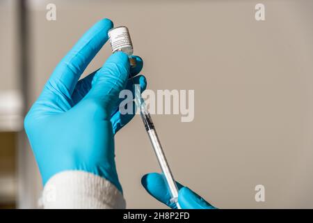 Aufziehen einer Impffosis in eine Impfspritze zur Vorbereitung auf den Impfvorgang