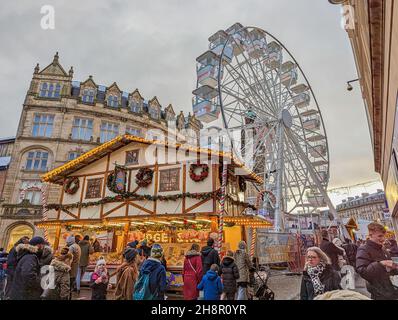 SHEFFIELD, Reino Unido, 27th DE NOVIEMBRE de 2021: Personas que disfrutan de las compras en un mercado de Navidad Foto de stock