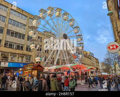SHEFFIELD, Reino Unido, 27th DE NOVIEMBRE de 2021: Personas que disfrutan de las compras en un mercado de Navidad Foto de stock