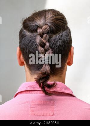 Hombre de trenzas trenzas macho cerca, Cabello peinado creativo, Dibujo,  Fondo, cabello, un hombre se ve en la distancia Fotografía de stock - Alamy