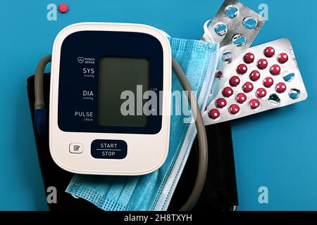 https://l450v.alamy.com/450ves/2h8txyh/concepto-medico-tonometro-y-pastillas-para-bajar-la-presion-aparatos-electronicos-para-medir-la-presion-arterial-y-la-medicacion-sobre-un-fondo-azul-2h8txyh.jpg