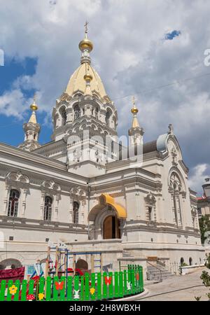 Patio interior de la Catedral de la Intercesión del Santísimo Teotokos en la calle Bolshaya Morskaya en la ciudad de Sebastopol, Crimea, Rusia Foto de stock