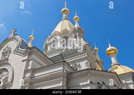 Cúpulas de la Catedral de la Intercesión del Santísimo Teotokos en la calle Bolshaya Morskaya en la ciudad de Sebastopol, Crimea, Rusia Foto de stock