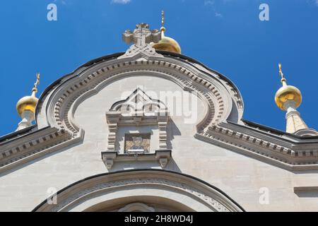 Fragmento de la fachada de la Catedral de la Intercesión del Santísimo Teotokos en la calle Bolshaya Morskaya en la ciudad de Sebastopol, Crimea, Foto de stock