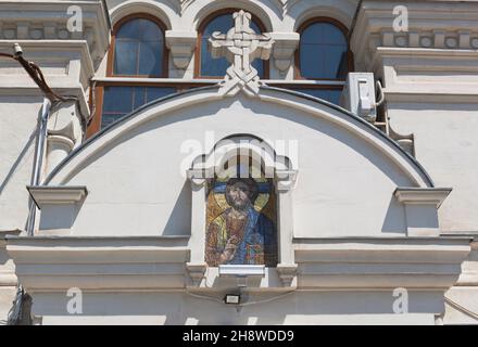 Fragmento de la Catedral de la Intercesión de la Santísima Virgen María con un mosaico de iconos de Jesucristo en la ciudad de Sebastopol, Crimea, Rusia Foto de stock