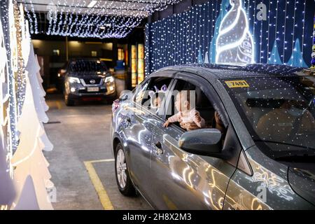 2 de diciembre de 2021: Los niños miran desde las ventanas de su coche a un McDonald's con luces de Navidad y decoraciones en la ciudad de Taguig, Metro Manila, Filipinas, el jueves. 2 de diciembre de 2021. Como los casos de COVID-19 en el país han disminuido en las últimas semanas, Filipinas ha aliviado las restricciones al coronavirus justo a tiempo para las vacaciones, lo que ha puesto de vista una nueva reactivación de la ya maltrecha economía. (Imagen de crédito: © Basilio Sepe/ZUMA Press Wire)