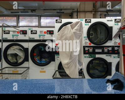 Máquinas de lavar ropa en una lavandería en Nueva York el viernes, 8 de  septiembre de 2017. (© Richard b. Levine Fotografía de stock - Alamy