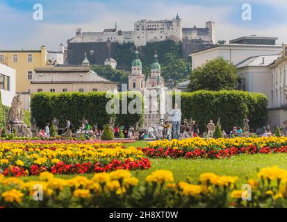 Estado de Salzburg, Salzburg, Austria. Vistas a los jardines del Schloss Mirabell a la fortaleza de Hohensalzburg. Foto de stock
