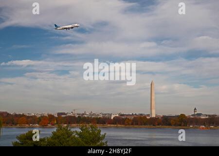 Washington, DC - Un avión Jet Blue en el acercamiento final al Aeropuerto Nacional Ronald Reagan de Washington vuela sobre el Río Potomac cerca de la M de Washington