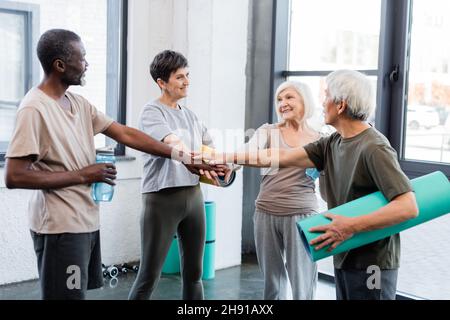 Personas interraciales en ropa deportiva mirando la cámara en el centro  deportivo Fotografía de stock - Alamy