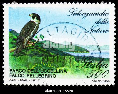 MOSCÚ, RUSIA - 24 DE OCTUBRE de 2021: Sello postal impreso en Italia muestra Peregrine Falcon (Falco peregrinus), W.W.F. serie, alrededor de 1991