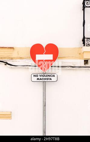 Señal de tráfico en forma de corazón con inscripción en español 'NO VIOLENCIA MACHISTA' (en inglés. Violencia no sexista) Foto de stock