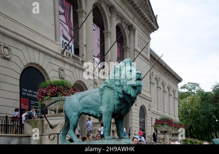 chicago Illinois EE.UU. 12 2012 de agosto; un par de leones grandes vigilan el exterior de la entrada principal del instituto de arte de Chicago.