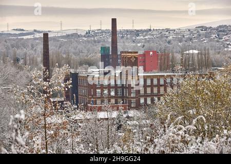 Tameside Winter Snow, Dukinfield, Greater Manchester, Inglaterra. Grado II catalogado Tower Mill antiguo molino de algodón diseñado por Potts, Pickup & Dixon en 1885 Foto de stock