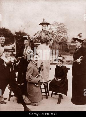 Marcel Proust (1871-1922) con una raqueta de tenis frente a Jeanne Ponquet, de pie en una silla en el bulevar de tenis Bineau en París, 1892 Foto de stock