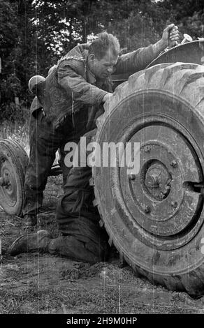 Warszawa, 1948-09. Brygada Traktorowa Zwi¹zku M³odzie¿y Polskiej pomaga w pracach polowych w maj¹tku Pañstwowych Nieruchomoœci Ziemskich (PNZ) w Warszawa. NZ. Naprawa traktora. msa PAP Dok³adny dzieñ wydarzenia nieustalony. Warszawa, 1948 de septiembre. La Brigada Polaca de Tractor de la Unión Juvenil ayuda en el trabajo de campo en la propiedad estatal desembarcada (PNZ) en Warszawa. En la imagen: Reparación de un tractor. MSA PAP