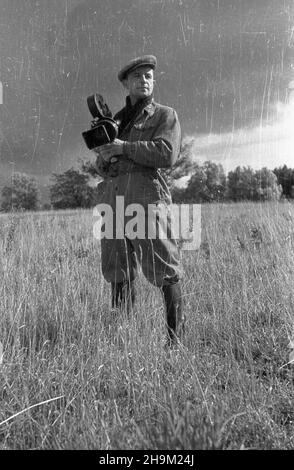 Warszawa, 1948-09. Brygada Traktorowa Zwi¹zku M³odzie¿y Polskiej pomaga³a w pracach polowych w maj¹tku Pañstwowych Nieruchomoœci Ziemskich (PNZ) w Warszawa. NZ. Operador Polskiej Kroniki Filmowej Sergiusz Sprudin, który dokumentuje przebieg PPRPOPONOWYCH. msa PAP Dok³adny dzieñ wydarzenia nieustalony. Warszawa, 1948 de septiembre. Una Brigada de Tractor de la Unión Juvenil Polaca que ayuda en el trabajo de campo en el estado de la Propiedad desembarcada del Estado (Panstwowe Nieruchomosci Ziemskie -PNZ) en Varsovia. Foto: El camarógrafo polaco Sergiusz Sprudin filma trabajo de campo. msa PAP