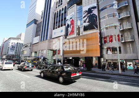 Chuo-dori Ave en el corazón de Ginza, Tokio con edificios altos, boutiques de lujo y restaurantes y la gente caminando por la calle.