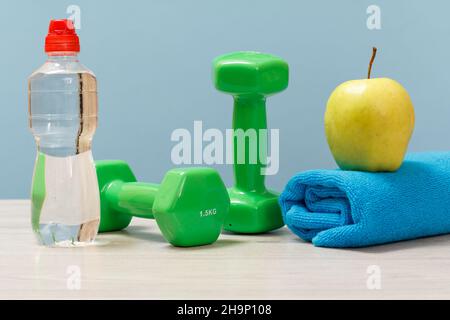 Mancuernas y diferentes herramientas para hacer ejercicio en el suelo de la  habitación Fotografía de stock - Alamy