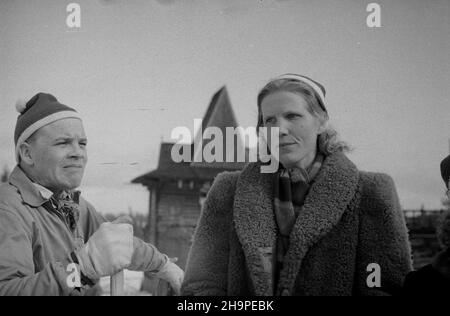 Zakopane, 1949-02-24. OD 23 lutego do 3 marca odbywa³y siê Miêdzynarodowe Zawody narciarskie o Puchar Tatr. Zgromadzi³y One kilkudziesiêciu sportowców z Polski, Bu³garii, Czechos³owacji, Finlandii, Rumunii i i Wêgier. Pierwszego dnia zawodów odby³ siê bieg kobiet na 8 kilometrów. TRASA prowadzi³a od górnej stacji kolejki na Guba³ówce do stadionu Pod Krokwi¹. zawodnicy fiñscy: z prawej Maire Saloranta (zajê³a pierwsze miejsce), z lewej Mikko Matilla Zakopane, 24 de febrero de 1949. El Concurso Internacional de Esquí para la Copa de las Montañas Tatra se celebró del 23 de febrero al 3 de marzo.
