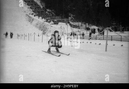 Zakopane, 1949-02-24. OD 23 lutego do 3 marca odbywa³y siê Miêdzynarodowe Zawody narciarskie o Puchar Tatr. Zgromadzi³y One kilkudziesiêciu sportowców z Polski, Bu³garii, Czechos³owacji, Finlandii, Rumunii i i Wêgier. Pierwszego dnia zawodów odby³ siê bieg mê¿czyzn na 18 kilometrów, zaliczany do kombinacji norweskiej. Start i meta znajdowa³y siê Stadionie Pod Krokwi¹. Zwyciê¿y³ Jaroslav Cardal z Czechos³owacji. pap pw Zakopane, 24 de febrero de 1949. El Concurso Internacional de Esquí para la Copa de las Montañas Tatra se celebró del 23 de febrero al 3 de marzo. La competencia reunió a varios doz