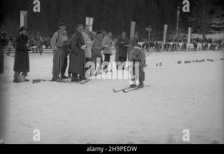Zakopane, 1949-02-24. OD 23 lutego do 3 marca odbywa³y siê Miêdzynarodowe Zawody narciarskie o Puchar Tatr. Zgromadzi³y One kilkudziesiêciu sportowców z Polski, Bu³garii, Czechos³owacji, Finlandii, Rumunii i i Wêgier. Pierwszego dnia zawodów odby³ siê bieg mê¿czyzn na 18 kilometrów, zaliczany do kombinacji norweskiej. Start i meta znajdowa³y siê Stadionie Pod Krokwi¹. Zwyciê¿y³ Jaroslav Cardal z Czechos³owacji. pap pw Zakopane, 24 de febrero de 1949. El Concurso Internacional de Esquí para la Copa de las Montañas Tatra se celebró del 23 de febrero al 3 de marzo. La competencia reunió a varios doz