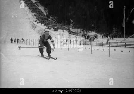 Zakopane, 1949-02-24. OD 23 lutego do 3 marca odbywa³y siê Miêdzynarodowe Zawody narciarskie o Puchar Tatr. Zgromadzi³y One kilkudziesiêciu sportowców z Polski, Bu³garii, Czechos³owacji, Finlandii, Rumunii i i Wêgier. Pierwszego dnia zawodów odby³ siê bieg mê¿czyzn na 18 kilometrów, zaliczany do kombinacji norweskiej. Start i meta znajdowa³y siê Stadionie Pod Krokwi¹. Zwyciê¿y³ Jaroslav Cardal z Czechos³owacji. Nz. Stanis³aw Bukowski z Polski na mecie biegu. pap pw Zakopane, 24 de febrero de 1949. El Concurso Internacional de Esquí para la Copa de las Montañas Tatra se celebró del 23 de febrero al mes de marzo