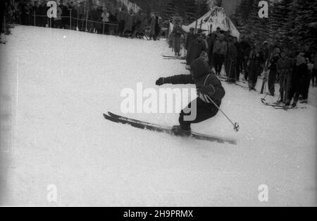 Zakopane, 1949-03-02. W Miêdzynarodowych Zawodach Narciarskich o Puchar Tatr wziê³o udzia³ przesz³o 250 zawodników i zawodniczek reprezentuj¹cych szeœæ pañstw: Czechos³owacjê, Wêgry, Rumuniê, Bu³gariê, Finlandiê i Polskê. Konkurencje alpejskie by³y utrudnione przez nag³e pogorszenie pogody, czêœæ konkurencji zosta³a powtórzona. uu PAP Zakopane, 2 de marzo de 1949. El Concurso Internacional de Esquí Tatra Mountain Cup reunió a más de 250 competidores de 6 países: Checoslovaquia, Hungría, Rumania, Bulgaria, Finlandia y Polonia. El deterioro repentino del clima impidió los eventos alpinos, som
