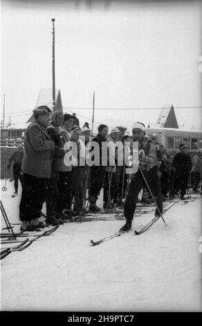 Zakopane, 1949-03-03. Miêdzynarodowe Zawody narciarskie o Puchar Tatr (23 II-3 III). NZ. Zawodnik na trasie biegu na 30 kilometrów. ka PAP Zakopane, 3 de marzo de 1949. El turismo internacional de esquí para la Copa de las Montañas Tatra (febrero de 23 - marzo de 3). En la foto: Un esquiador en la ruta de 30 kilómetros de campo cruzado. ka PAP