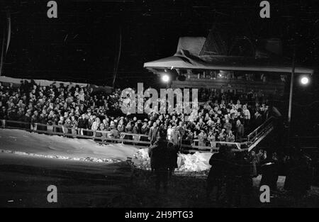 Zakopane, 1949-03-03. Miêdzynarodowe Zawody narciarskie o Puchar Tatr (23 II-3 III). Uroczystoœæ zakoñczenia turnieju na stadionie sportowym pod Krokwi¹. ka PAP Zakopane, 3 de marzo de 1949. El Concurso Internacional de Esquí Tatra Mountain Cup (23 de febrero - 3 de marzo). La ceremonia de clausura de la competición en el estadio Krokiew. ka PAP