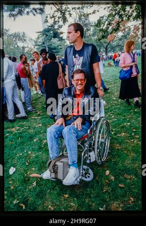 Washington, DC, EE.UU., Gente, Marchando en la Marcha del SIDA de 1st sobre la Demostración de Washington, Hombre con Discapacidad en Silla de Ruedas, 1987, Epidemia del SIDA de EE.UU., Archivos de 1980s Foto de stock