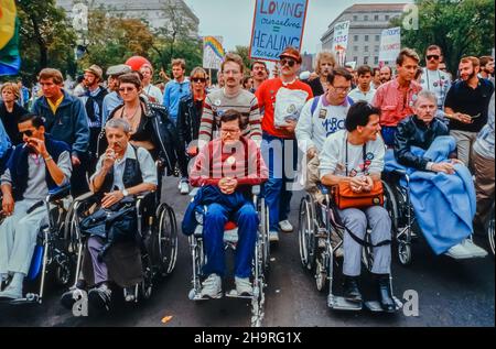 Washington, DC, EE.UU., multitud de personas, marchando en la primera marcha del SIDA sobre la manifestación de Washington, 1987, epidemia de sida de EE.UU. En los años ochenta Foto de stock