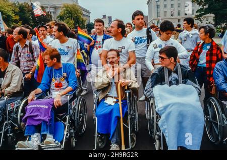 Washington, DC, EE.UU., multitud protesta gente, sillas de ruedas, Discapacitados, marchando en la primera Marcha del SIDA sobre la Demostración de Washington, 1987, Epidemia de SIDA de los Estados Unidos en los años ochenta Foto de stock