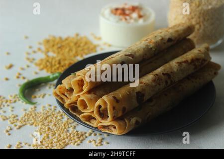 Daal paratha. Pan indiano con lentejas y especias. Una versión rica en proteínas del paratha indio. Grabado sobre fondo blanco