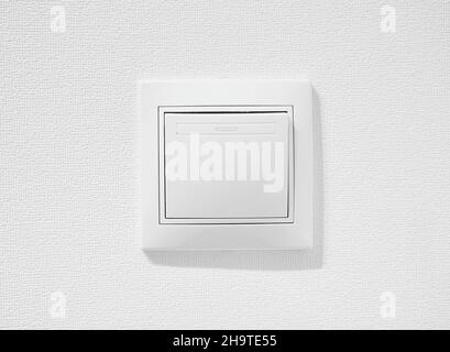 Par de interruptores de luz simples con regulador de intensidad.  Interruptor doble mecánico de plástico barato con termostato contra pared  blanca. Aire acondicionado viejo Fotografía de stock - Alamy