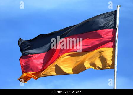 '09.05.2021, Alemania, Brandeburgo, Hoppegarten - Bandera nacional de la República Federal de Alemania. 00S210509D649CAROEX.JPG [LANZAMIENTO DEL MODELO: NO, CORRECTO Foto de stock