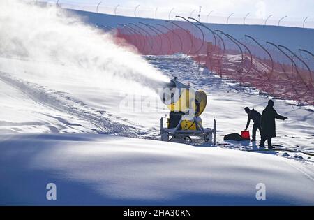 HOHHOT, CHINA - DICIEMBRE de 10,2021 - Los trabajadores de la construcción hacen nieve en la estación de esquí Manong Mountain en Hohhot, Mongolia Interior Autónoma de China del Norte