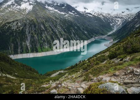 vistas al lago schlegeis stausee. zillertal,austria - europa Foto de stock