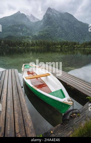 barco de recreo en el muelle del lago hintersee con reflejo de los picos de la montaña watzmann. ramsau berchtesgaden baviera,alemania,europa.