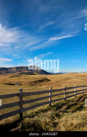 Hermosa vista de un sendero cercado con postes de madera y alambre de púas  en un maravilloso día de otoño en el sur de Limburgo Voerendaal en Holanda  Holanda Fotografía de stock 