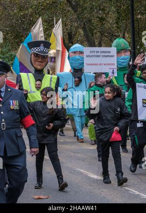 Las instituciones de la ciudad de Londres marchan en el Lord Mayor’s Show 2021, incluyendo la compañía de procuradores de la ciudad de Londres, St. John Ambulance y 256 Field Hospital Foto de stock