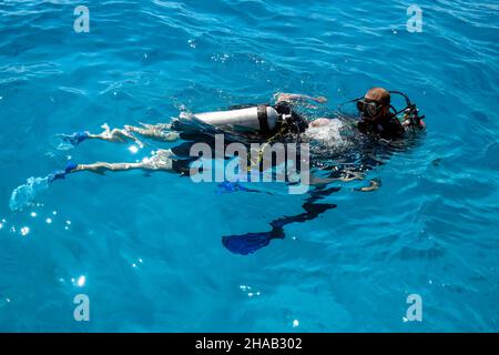 Proceso de aprendizaje del buceo. Un instructor experimentado