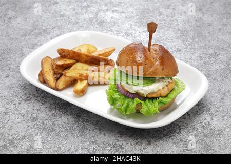hamburguesa de salmón casera con salsa de aguacate y tartar Foto de stock